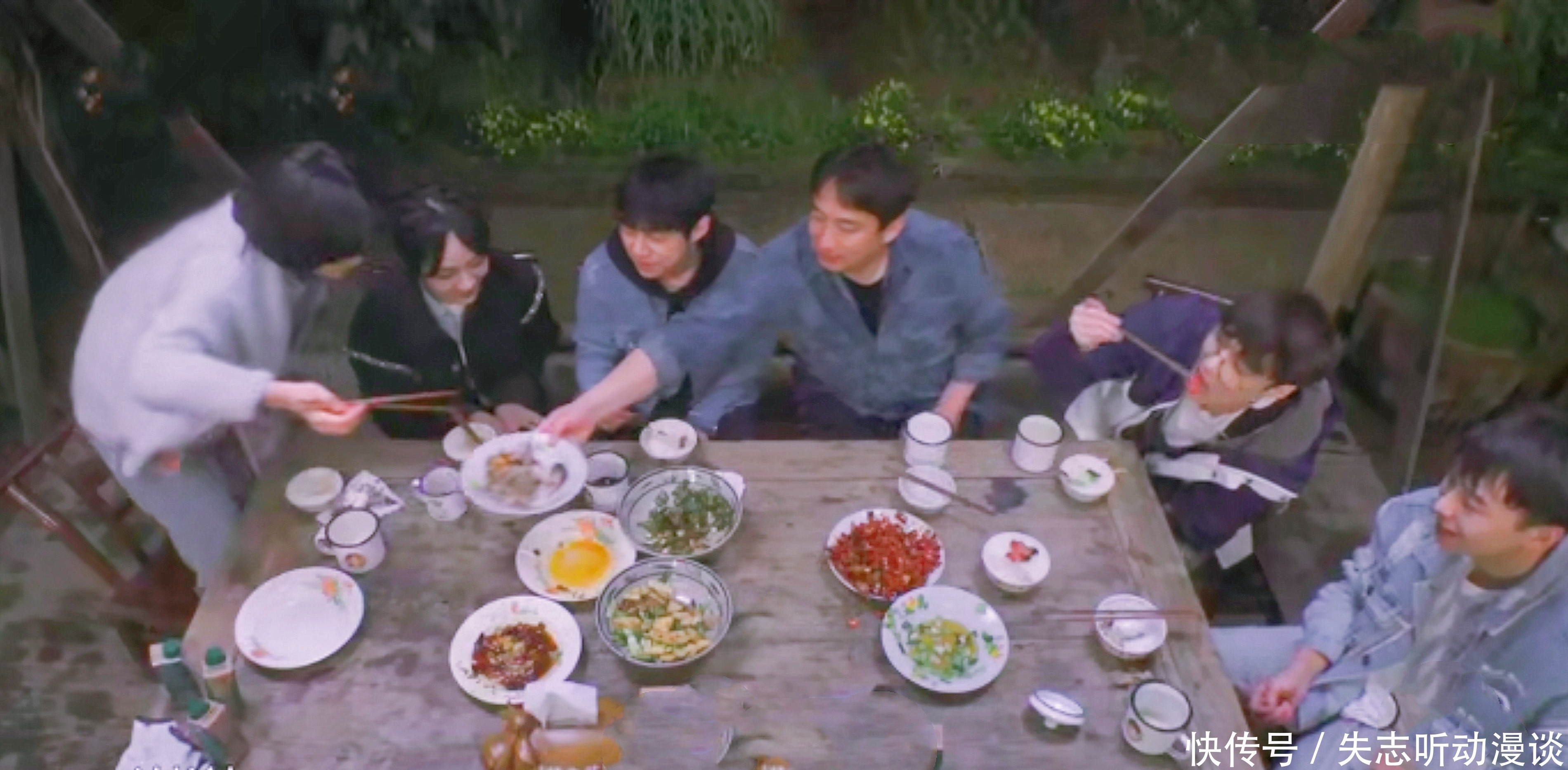 烧鸡 黄磊对张子枫有多宠?知道妹妹爱吃肉,把整盘烧鸡都端到她面前