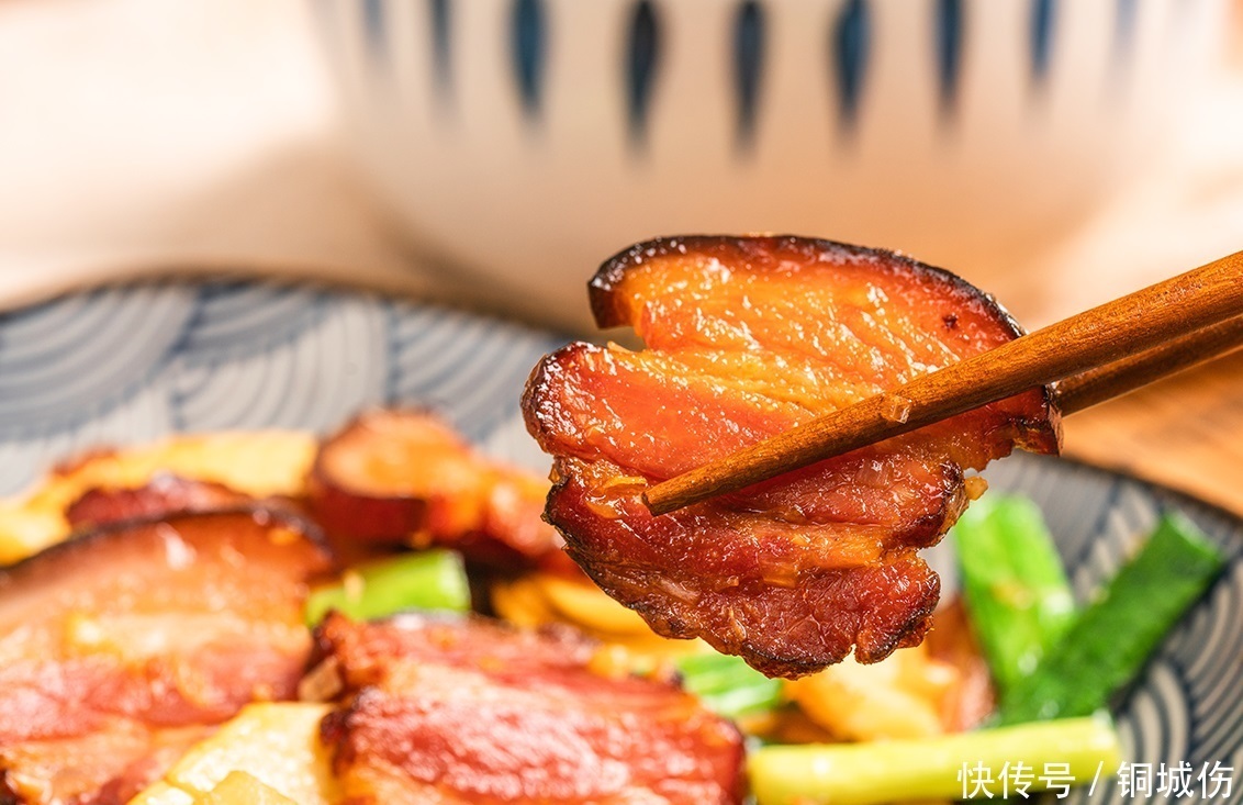 冬天,它和腊肉是天生一对,“金衣白玉,蔬中一绝”,香到舔盘子
