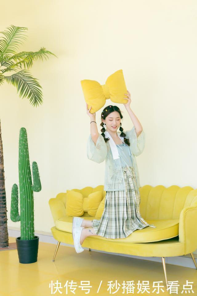 最近流行一种穿法,叫“一半汉服,一半JK”,精致又优雅,太吸睛