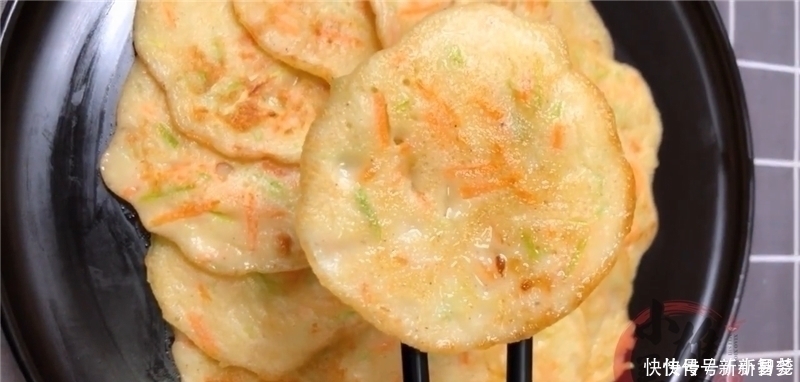 西葫芦加1个鸡蛋超好吃做法,我家一周至少吃3次,简单营养又解馋