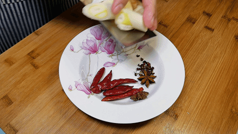  红烧鱼怎么做不破损又入味？饭店大厨亲授技巧，鱼肉鲜嫩超下饭