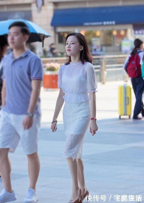 高跟鞋 别被时尚左右,穿过膝蕾丝裙来打造优雅造型,美出自信感