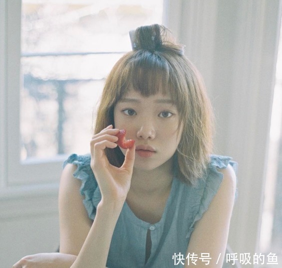 丸子头已经不实行了,今年流行苹果头,减龄显脸小