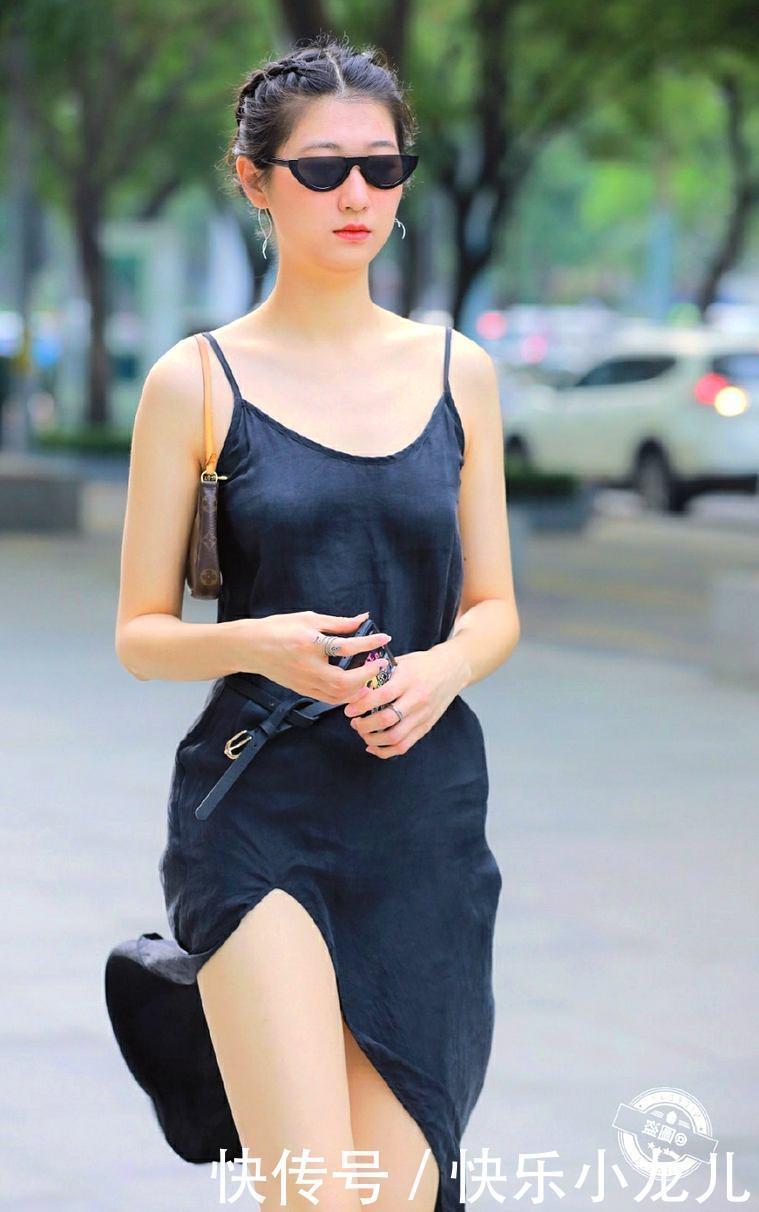 羞涩小姐姐穿黑色连衣裙,小墨镜酷酷,显瘦百搭