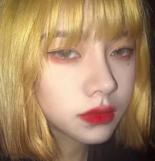 女生眼睛若有这3标志,天生自带“招桃花眼”,00后赶紧学起来