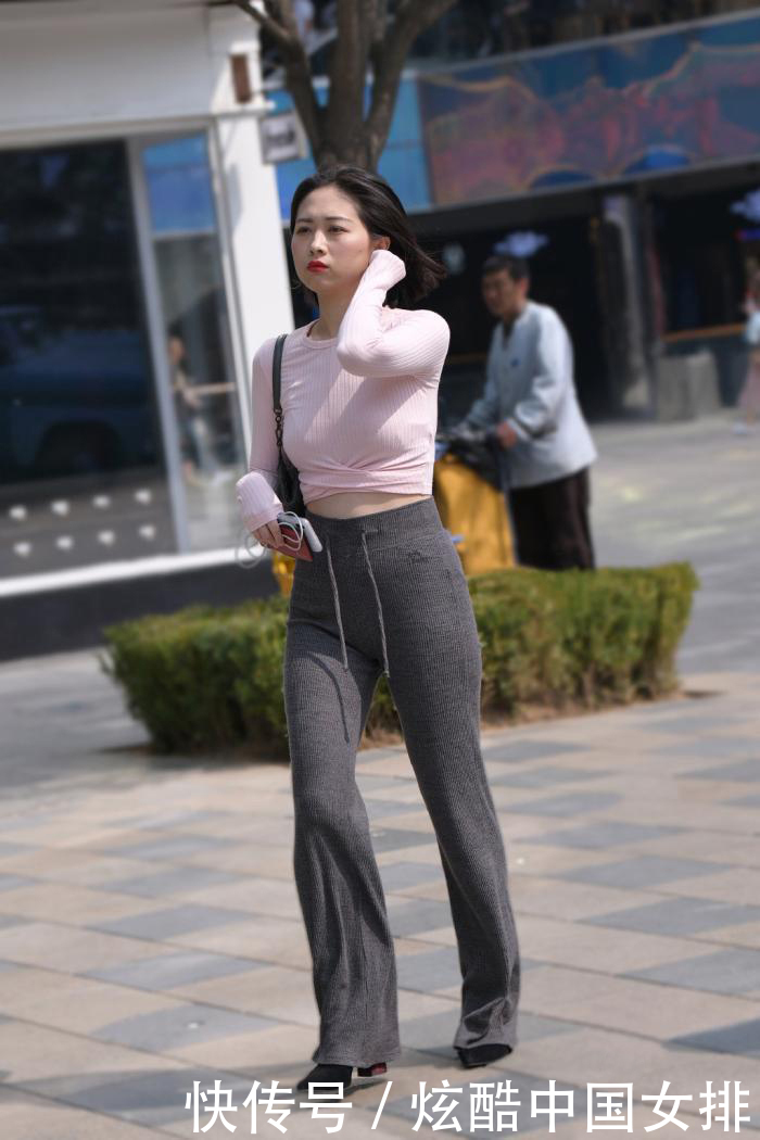 选择|日常休闲穿搭要少点套路,选择喇叭裤,给你简单个性的美