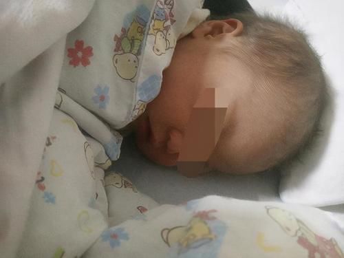 睡眠质量|宝宝什么时候才要用枕头?出现这些信号要注意,年轻妈妈给你妙招