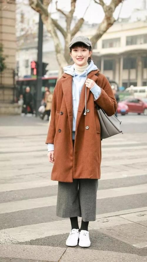 卫衣时尚穿搭,流行穿卫衣搭配小高领,减龄又保暖!