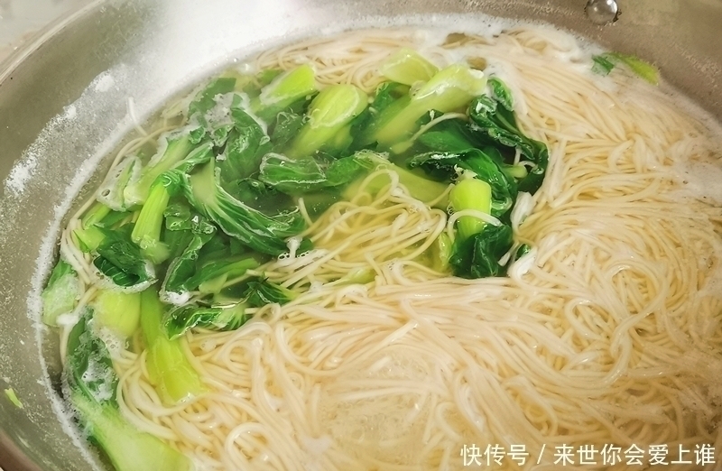 荷包蛋|面条从小吃到大,这做法最受欢迎,汤汁鲜营养足,一大碗丁点不剩