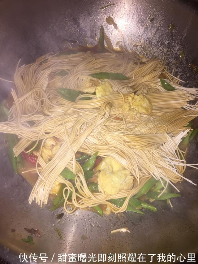 2把干挂面,1碗料汁,也能分分钟做“焖面”,家人都爱吃