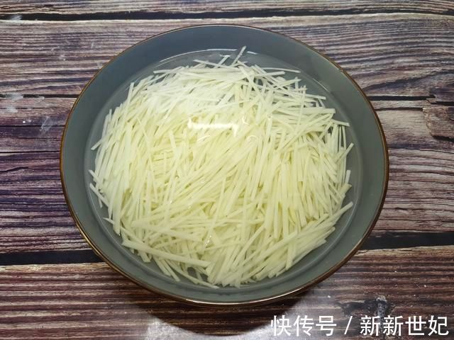 炒土豆丝，什么时候放醋是关键，这一步做对，怎么炒都脆爽好吃