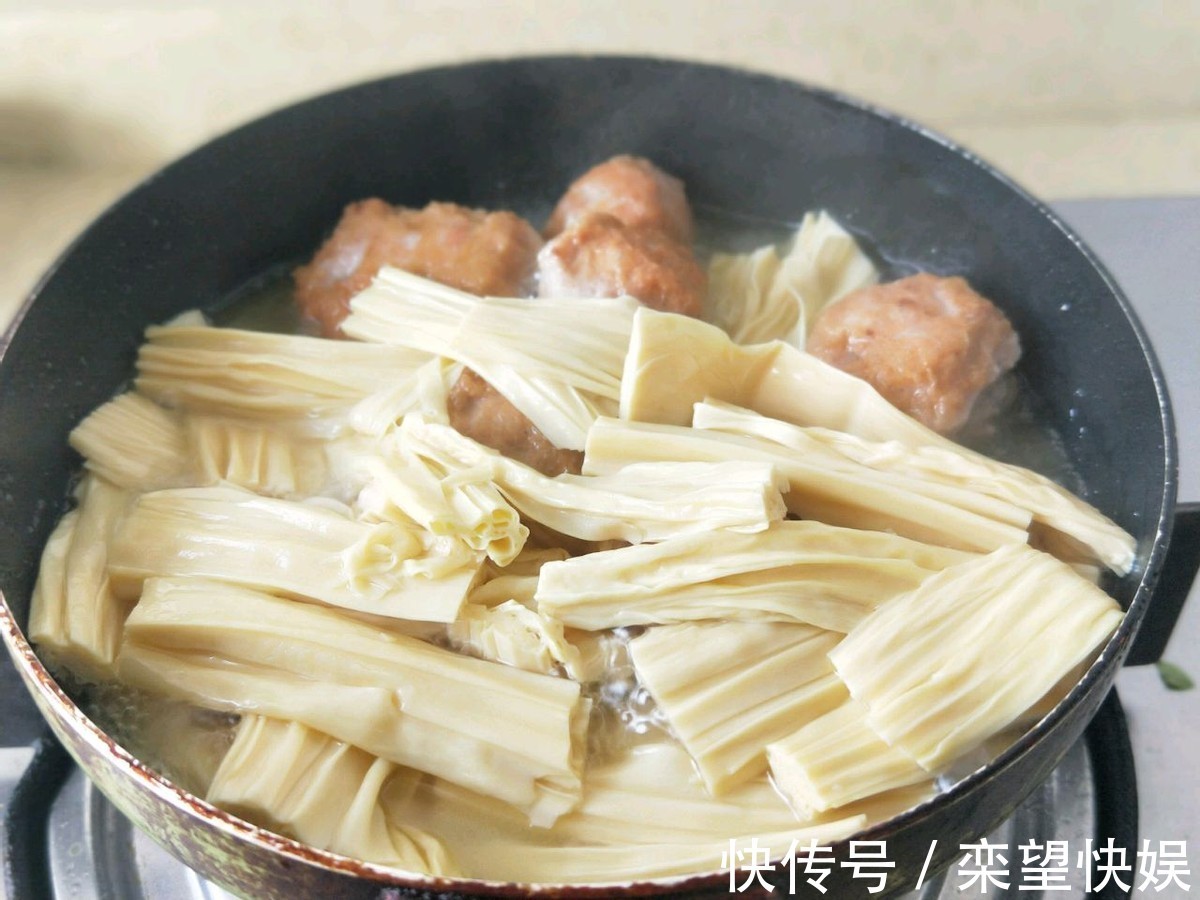 绞肉机|肉丸和腐竹一起焖煮,鲜美下饭,做法简单,豆香味浓郁,很好吃