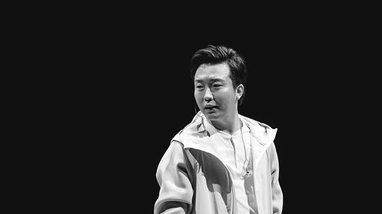  情景|李玉刚称赞唱《游山恋》的小学生，并表示想到自己小时候唱歌的情景