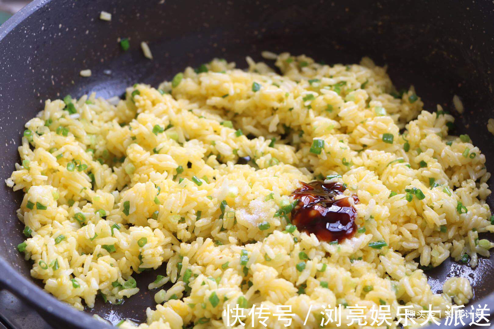 蛋黄|大米别炒饭了，加2个蛋黄拌一拌，好看更好吃，外面买不到哦！