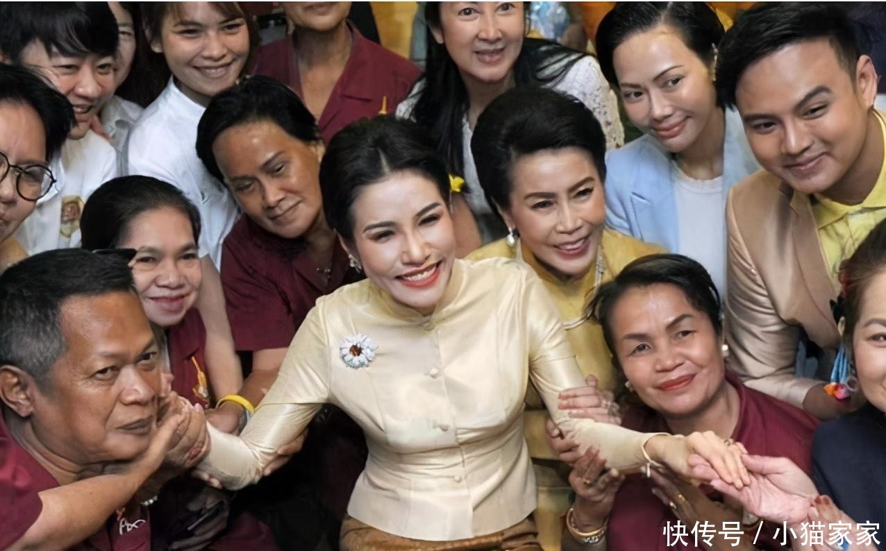 选择|诗妮娜衣品提升了!连换两身传统裹身裙,黄色明艳黑色高冷显稳重