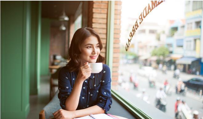 单亲妈妈开咖啡店,推出“无限续杯”,8天收款17万,套路满满