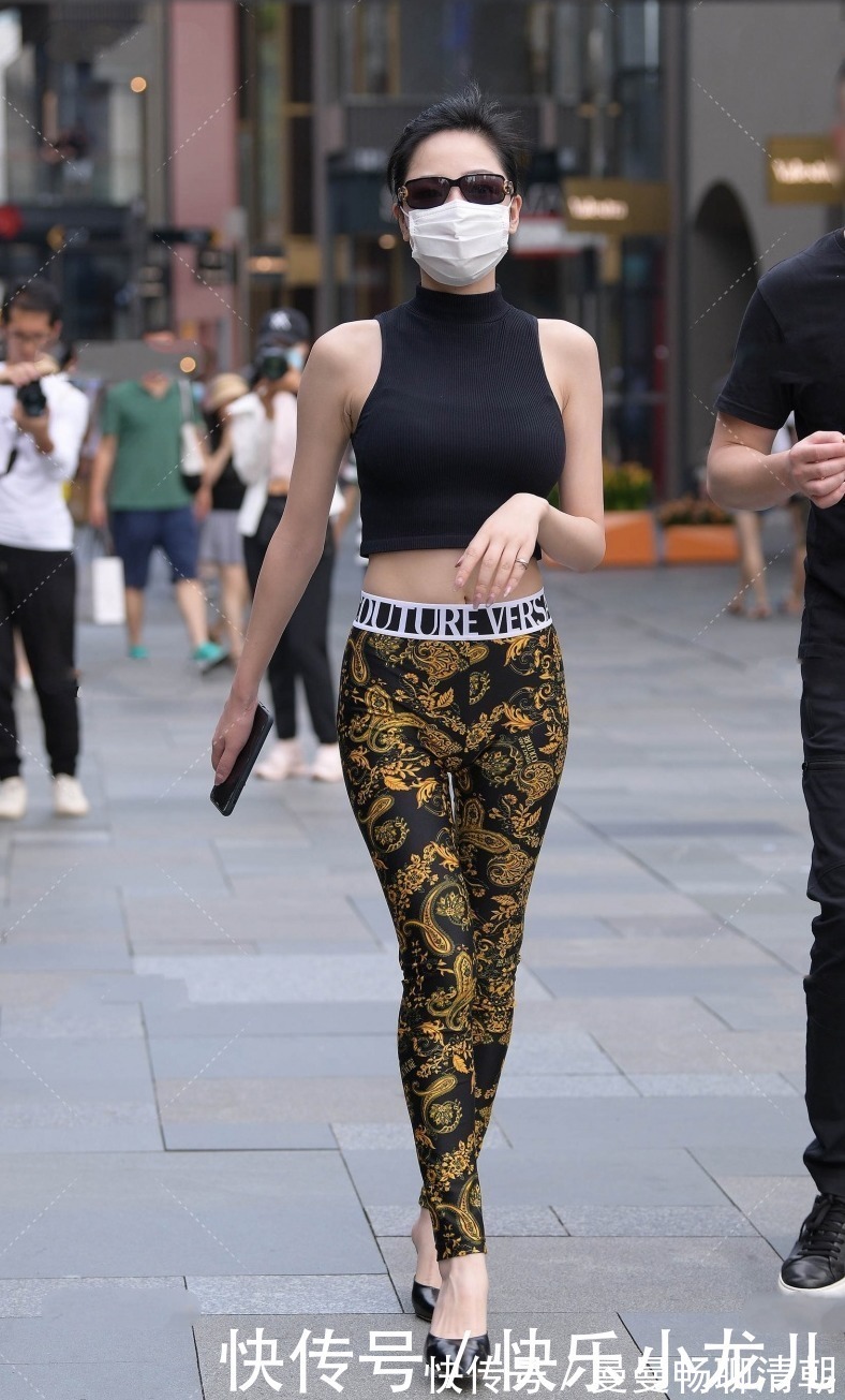 衣服 黑色半高领上衣搭配花纹修身裤,时尚感十足