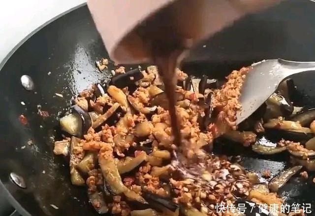 拿肉都不换的鱼香茄子做法，制作简单明了，看着就很香！