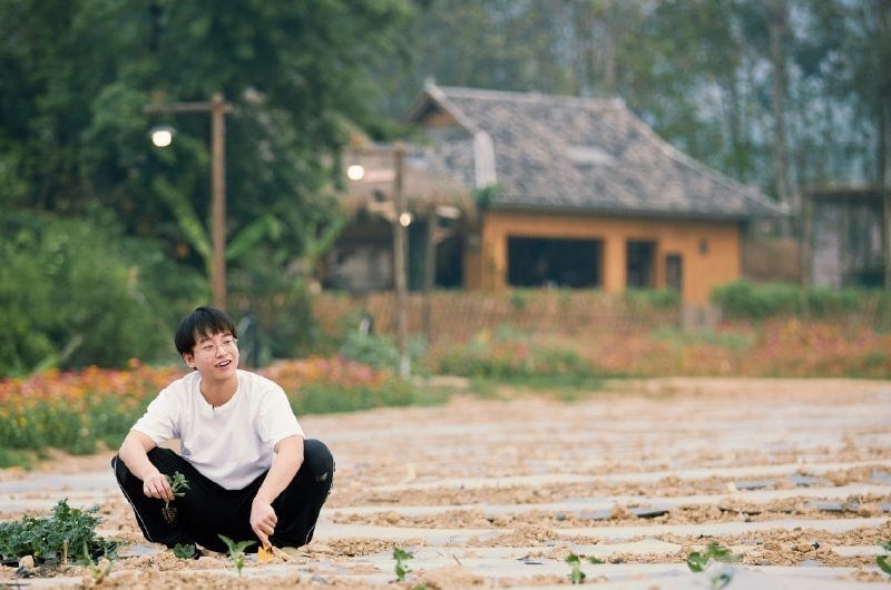 節目|明星綜藝干活被質疑，當鏡頭掃過張子楓褲腿后，網友：一目了然