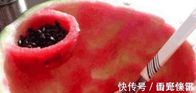 |搞笑:美女家灯泡坏了,找小伙帮忙,没想灯泡漏电,美女的回答真有才