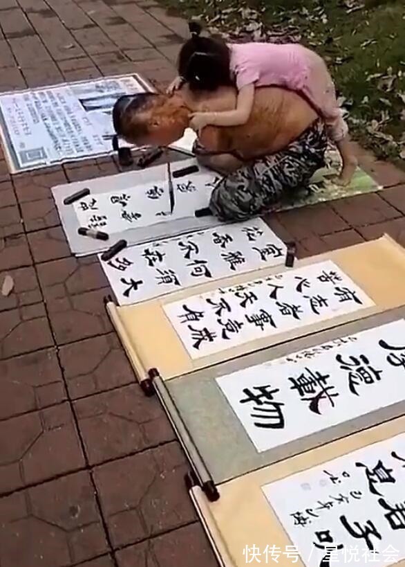 小女孩$心酸一幕,女儿永远不会嫌弃父亲,因为父亲靠写书法挣钱