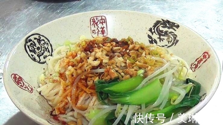夏天吃面最省事，大厨教你：家常油泼面的制作方法，好吃又好做
