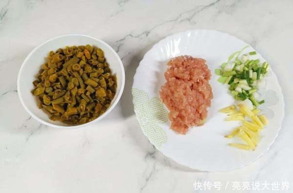  这道小吃作为早餐全家爱吃，食材丰富汤也鲜，表妹见了说能吃两碗