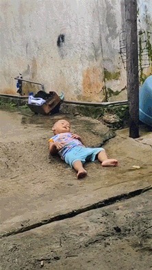 |搞笑GIF：看到妹子这个场景，真是感觉活得还不如一面墙啊