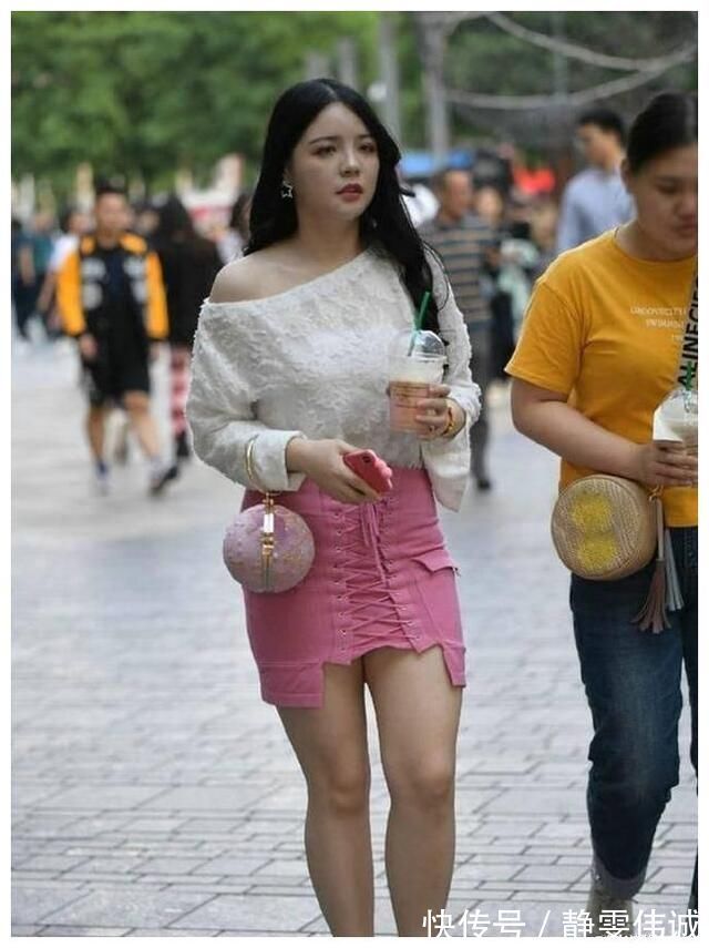 蝴蝶|街拍美女：微胖女生的半身短裙穿搭示范，时髦个性舒适，值得借鉴