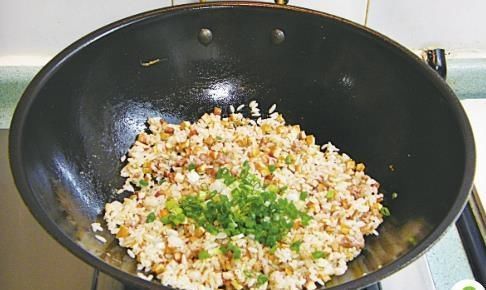  自从学会剩米饭这吃法，连蛋炒饭都很少做了，10分钟出锅，孩子点名要吃
