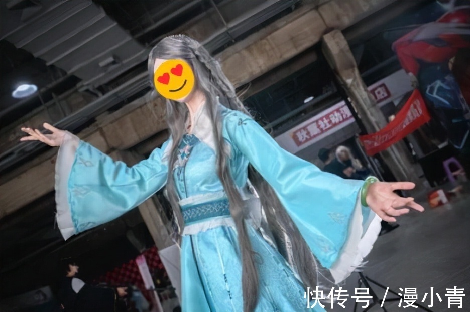 浅绿色|斗罗:小姐姐COS宁荣荣,衣服成功抢镜,蕾丝花边和白丝绝了