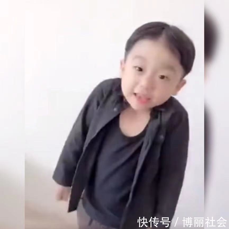 理发|小男孩梳中分发型，看起来像极了小大人，网友：能教我梳中分吗？
