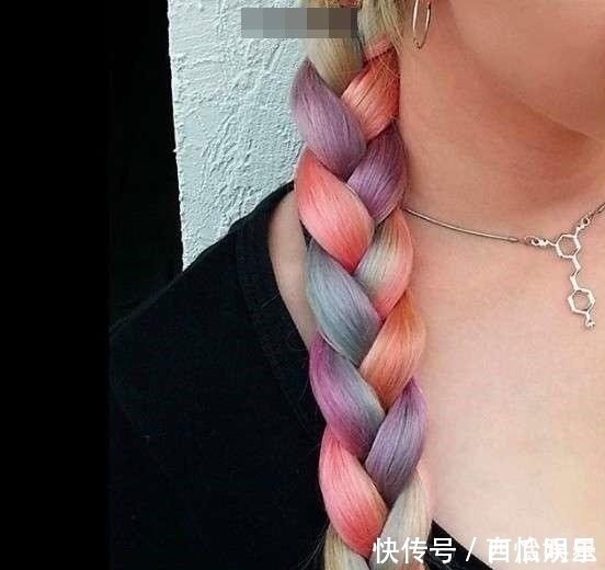 她一辈子没剪过头发,一直染发,解开头发后居然变成了这样