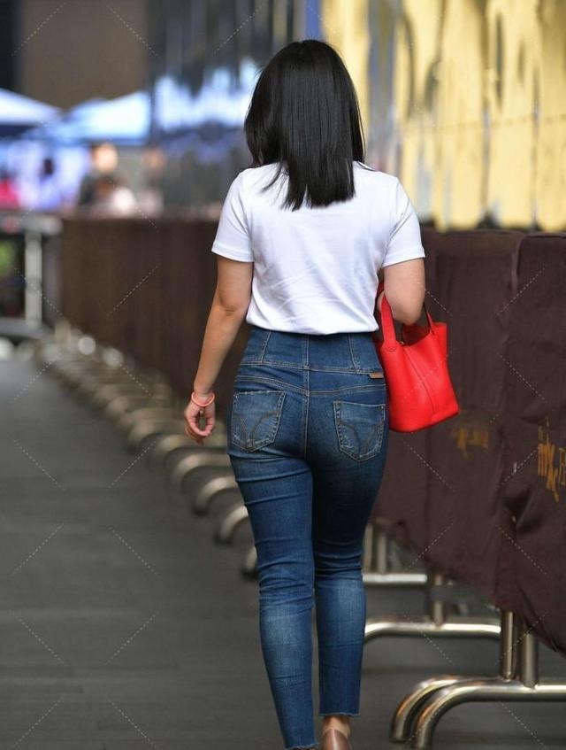 搭配 白t恤搭配牛仔裤，简洁大气，配上红色大手包，时尚大方！