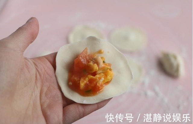 做法|西红柿别再拿来炒鸡蛋了,换个做法,老人孩子都爱吃,鲜嫩多汁