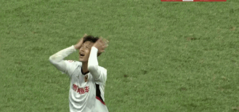 贵州队|中甲再现争议一幕！王寿挺剪刀脚飞铲穆谢奎，没染黄竟还有脸喊冤