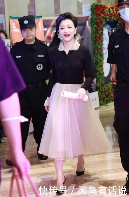 洋气|53岁杨澜越老越时髦,娃娃衫配纱裙不算啥,头上染一撮蓝毛才洋气