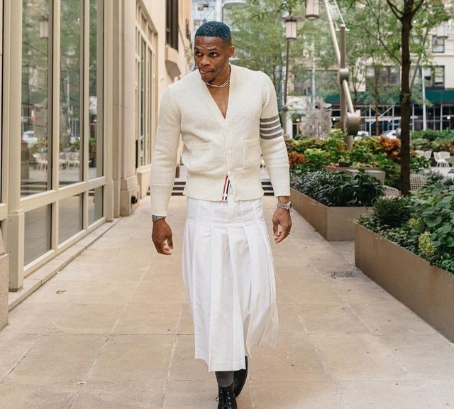 造型|头发染成蓝色+白裙!威少新造型引热议,乐福点赞队友叹与众不同