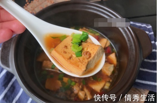 炖豆腐时,往锅里扔这2味香料,炖出来的豆腐又香又嫩,超美味!
