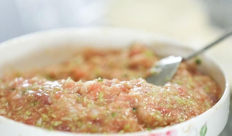饺子|拌肉馅,先打水还是先调味这才是正确做法,饺子鲜嫩多汁特别香