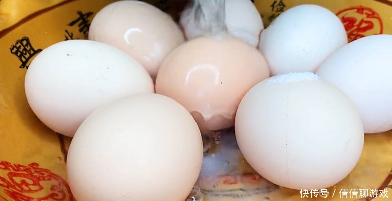 快速腌鸡蛋的做法，我们家每次都是这么腌的，个个流油，太好吃了