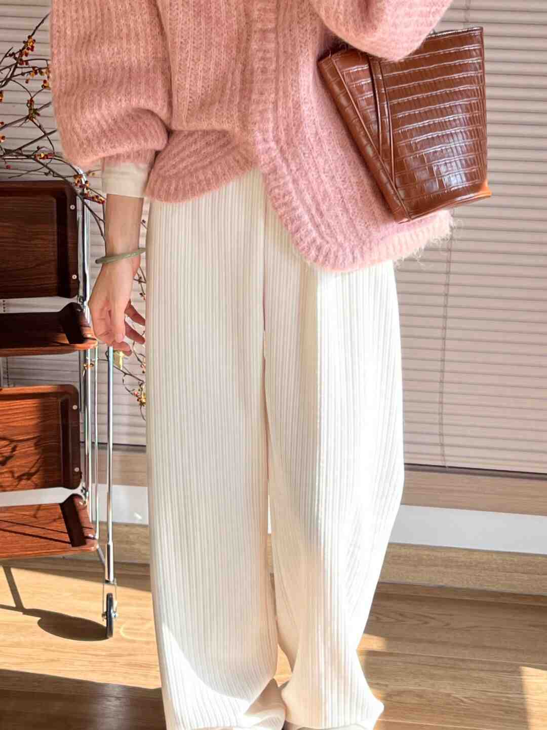 qq秀|开春不知道怎样穿?用粉色毛衣搭配这几条下装,真的封神了