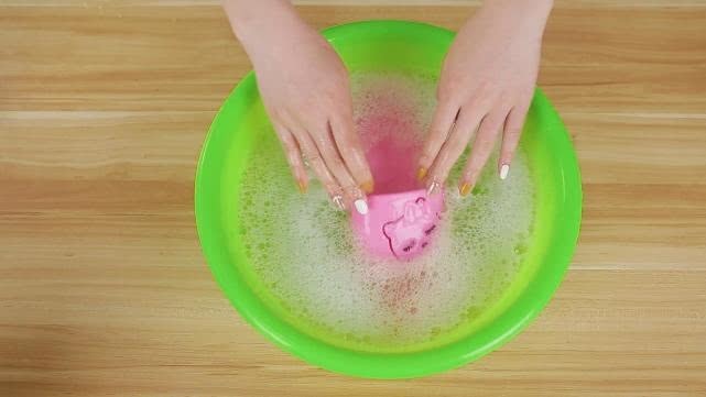 拖鞋脏了别用水洗,洗不干净,教您一招,再脏的拖鞋洗得干净如新