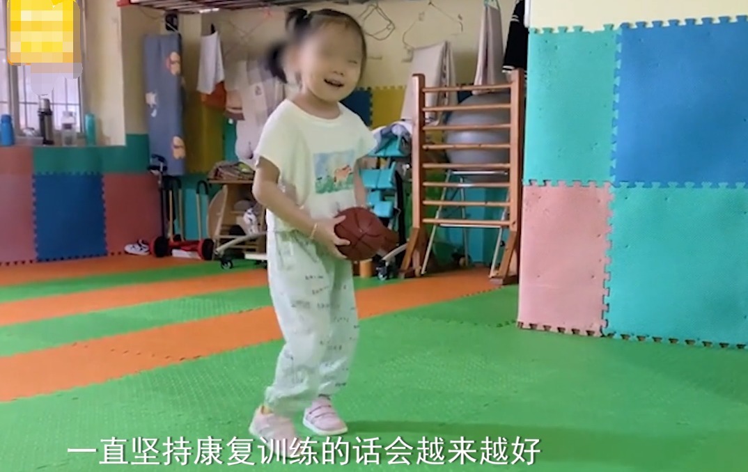 脑瘫|5岁脑瘫女孩自己穿衣,穿好后却跟妈妈道歉,网友分分泪目