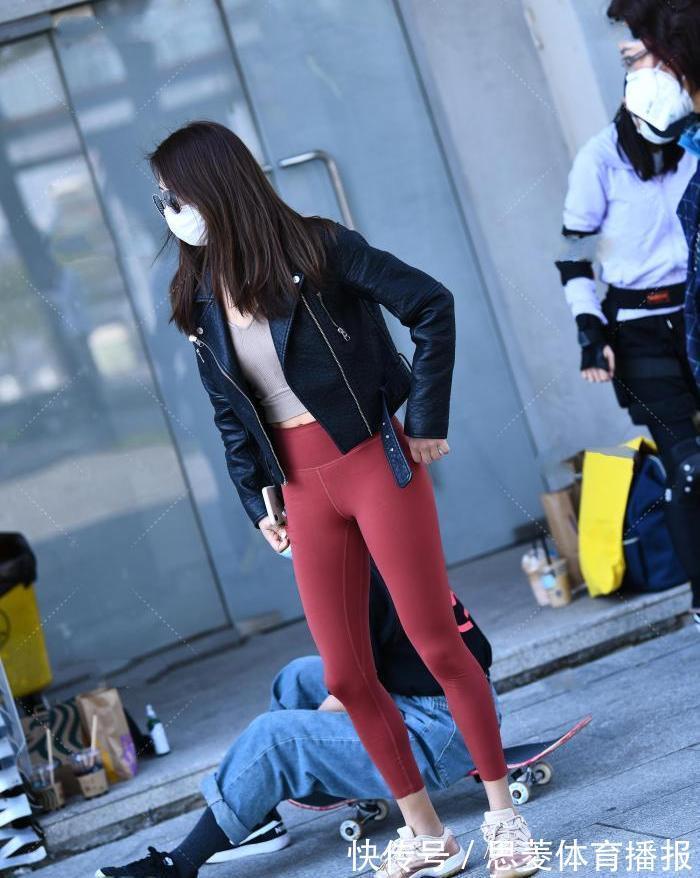 色泽 棕红色瑜伽裤搭配黑色皮夹克,时尚洋气,彰显休闲运动范