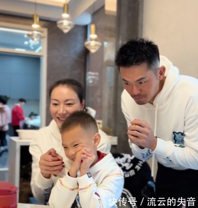 小羽|林丹陪家人过年亲自下厨,谢杏芳贴心为老公拍照,与婆婆相处融洽