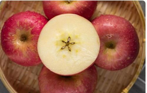 肠胃疾病|晚上吃苹果会伤胃吗?医生:晚上尽量别吃这4种食物