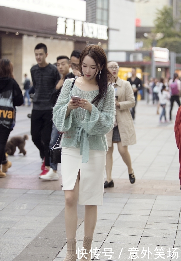 可爱|街拍:小姐姐甜美可爱风,凹凸有致性感迷人又个性的女神!