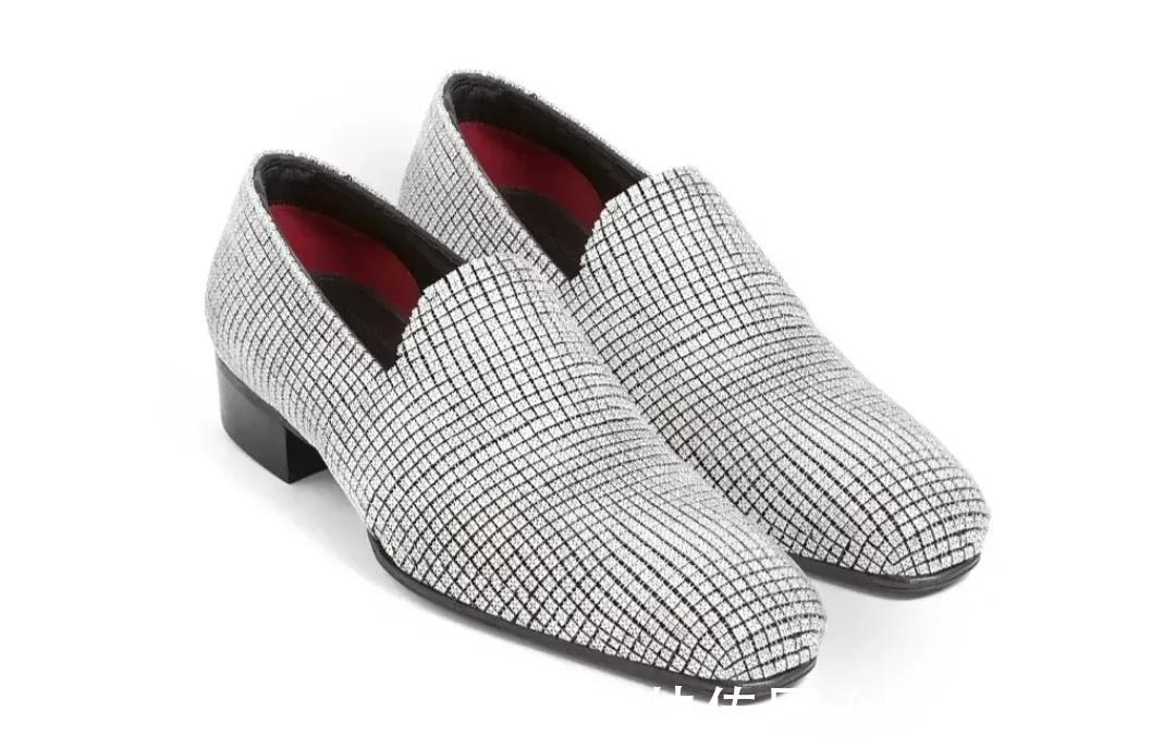 鞋子 将镶满珠宝的鞋子踩在脚下,会是什么样的感受?