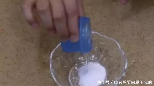 衣物|洗衣服时别只放洗衣液,多放一碗它,不用搓洗,衣服干净如新!